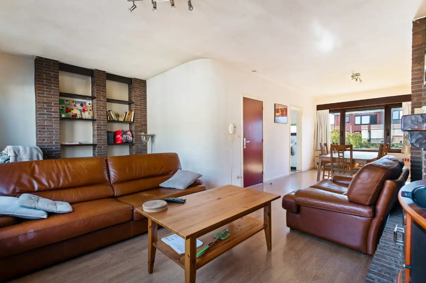 Op te frissen woning met 3 slpk., inpandige garage en west-tuin foto 4