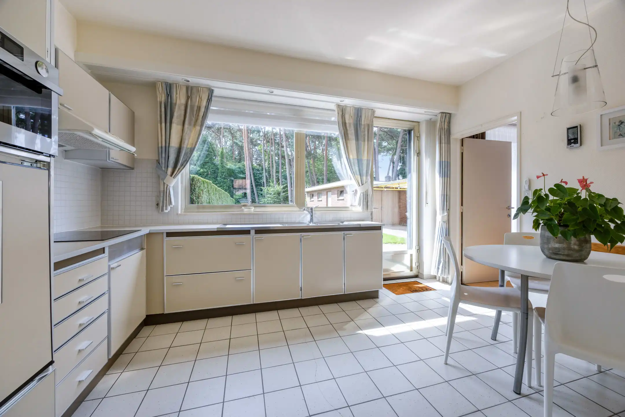 Ruime gezinswoning met 5 slaapkamers in rustige wijk foto 7