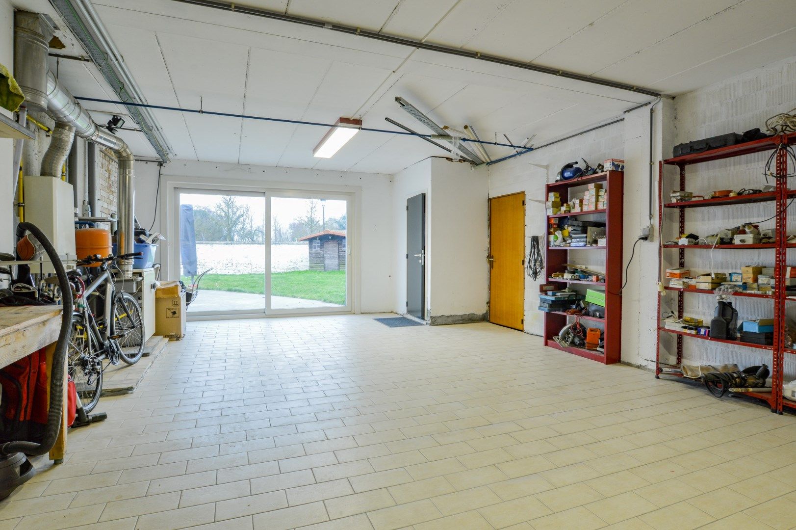 Ruime halfopen bebouwing met potentieel in het hart van Stalhille! foto 11