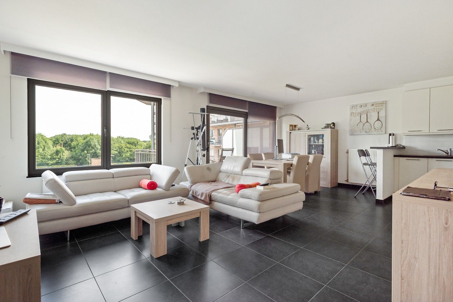Instapklaar appartement met terras en 2 slaapkamers op centrale ligging in Wijnegem foto 2