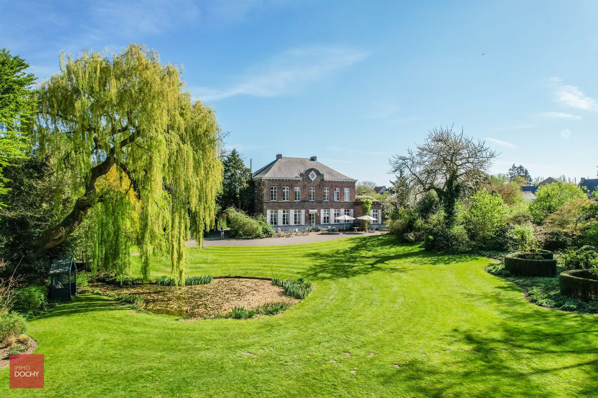 Zeer goed onderhouden manoir met een  unieke parktuin foto 2