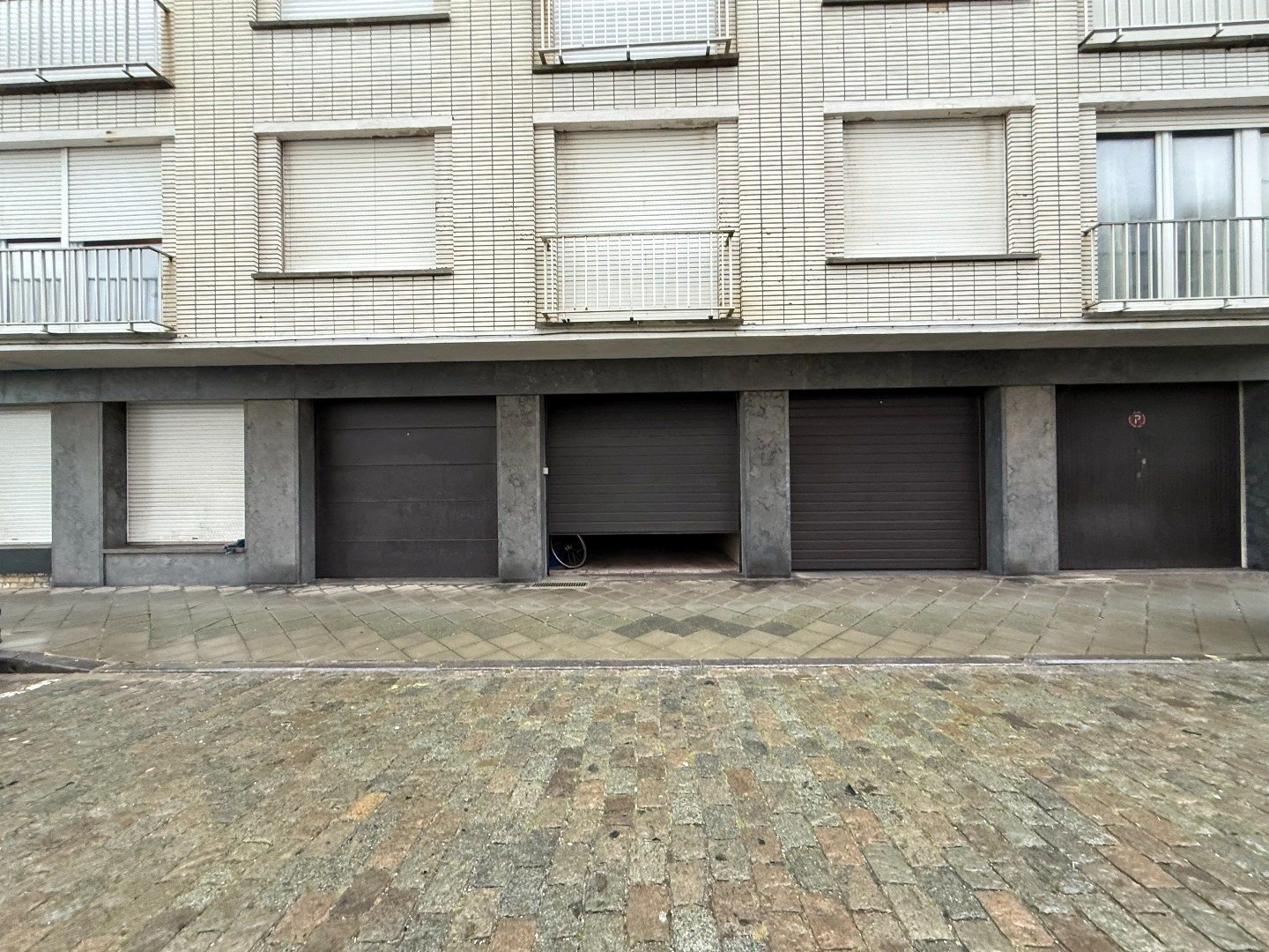 GARAGEBOX MET VOORLIGGENDE PARKEERPLAATS foto 5