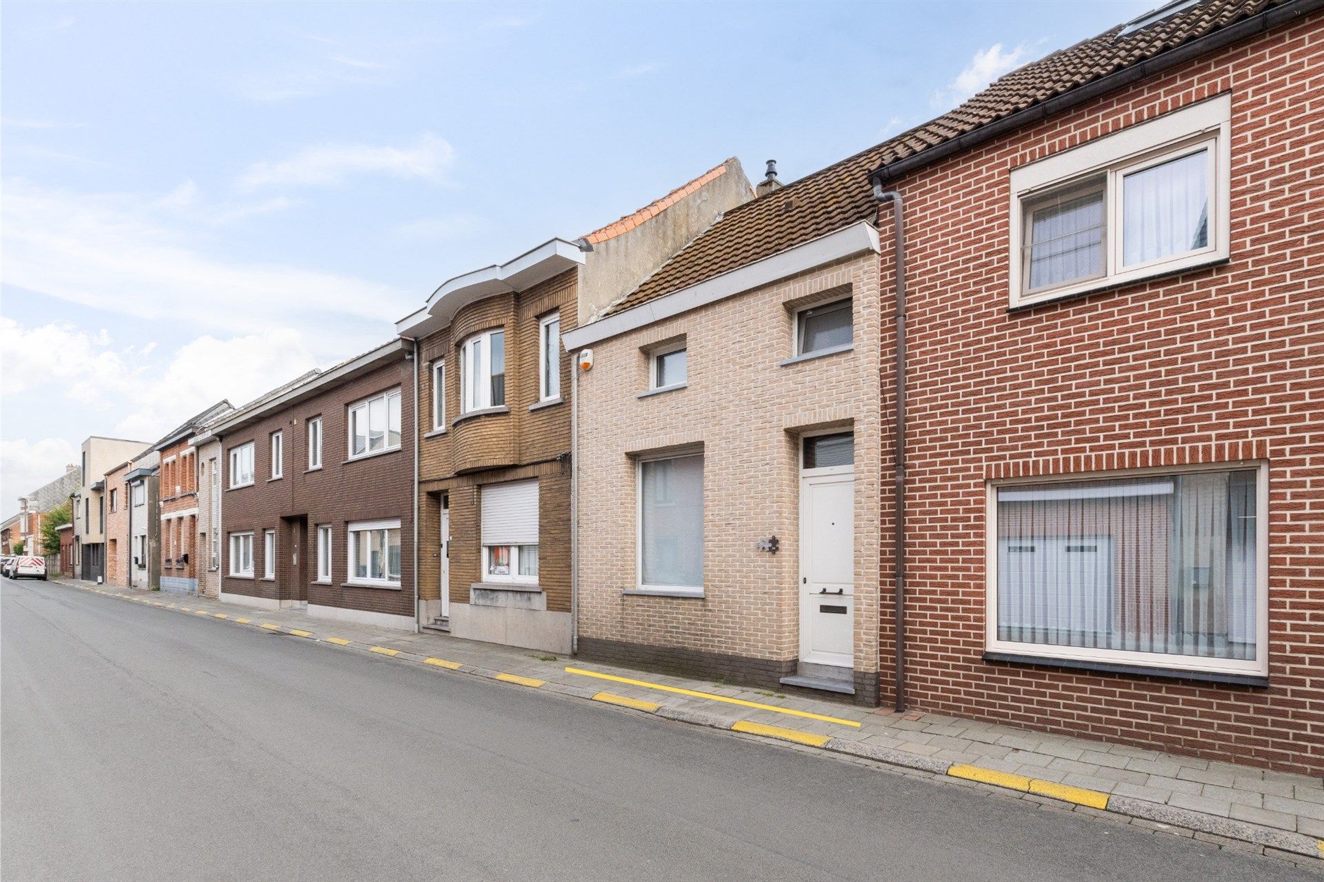 Verzorgde rijwoning met carport foto 1