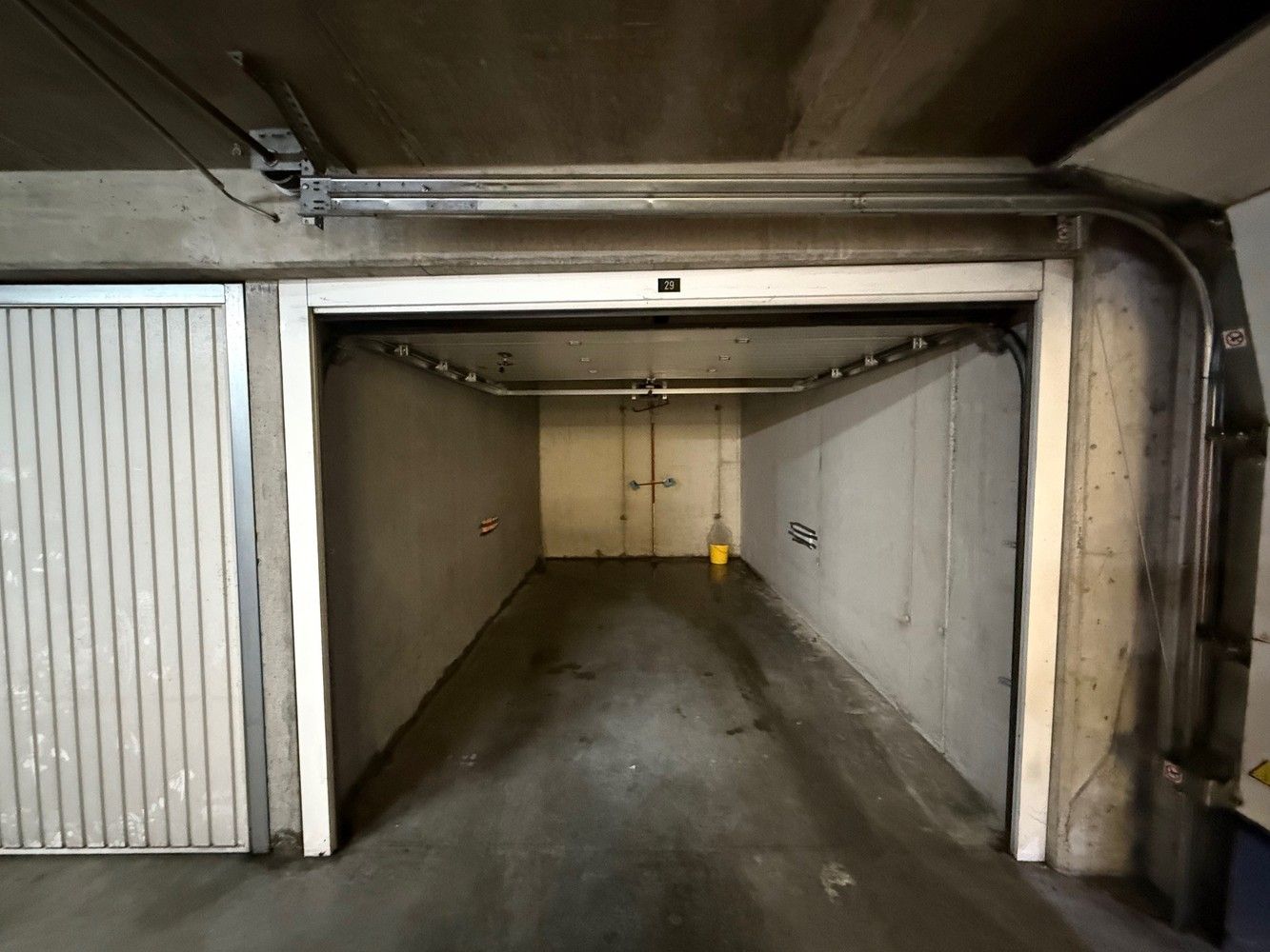 Garage te huur foto {{pictureIndex}}