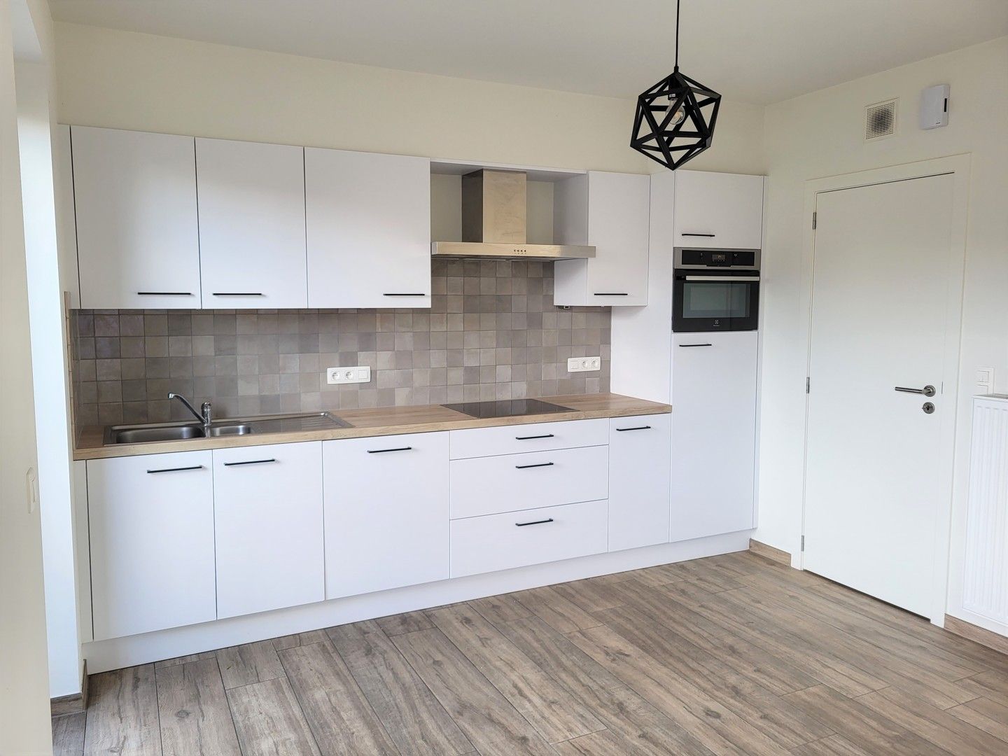 Halfopen woning in rustige straat foto 4