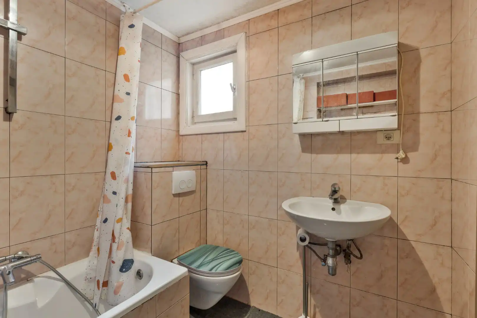 Ruime woning met 4 slaapkamers, garage en tuin in een leuke buurt! foto 8