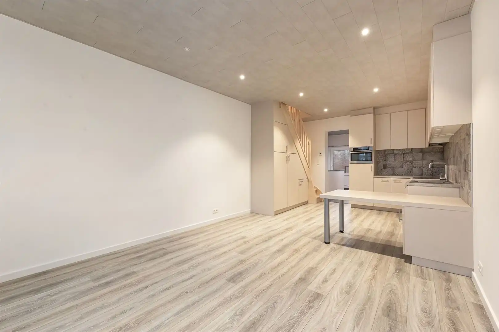 Centraal gelegen woonst met terras en garage. foto 5