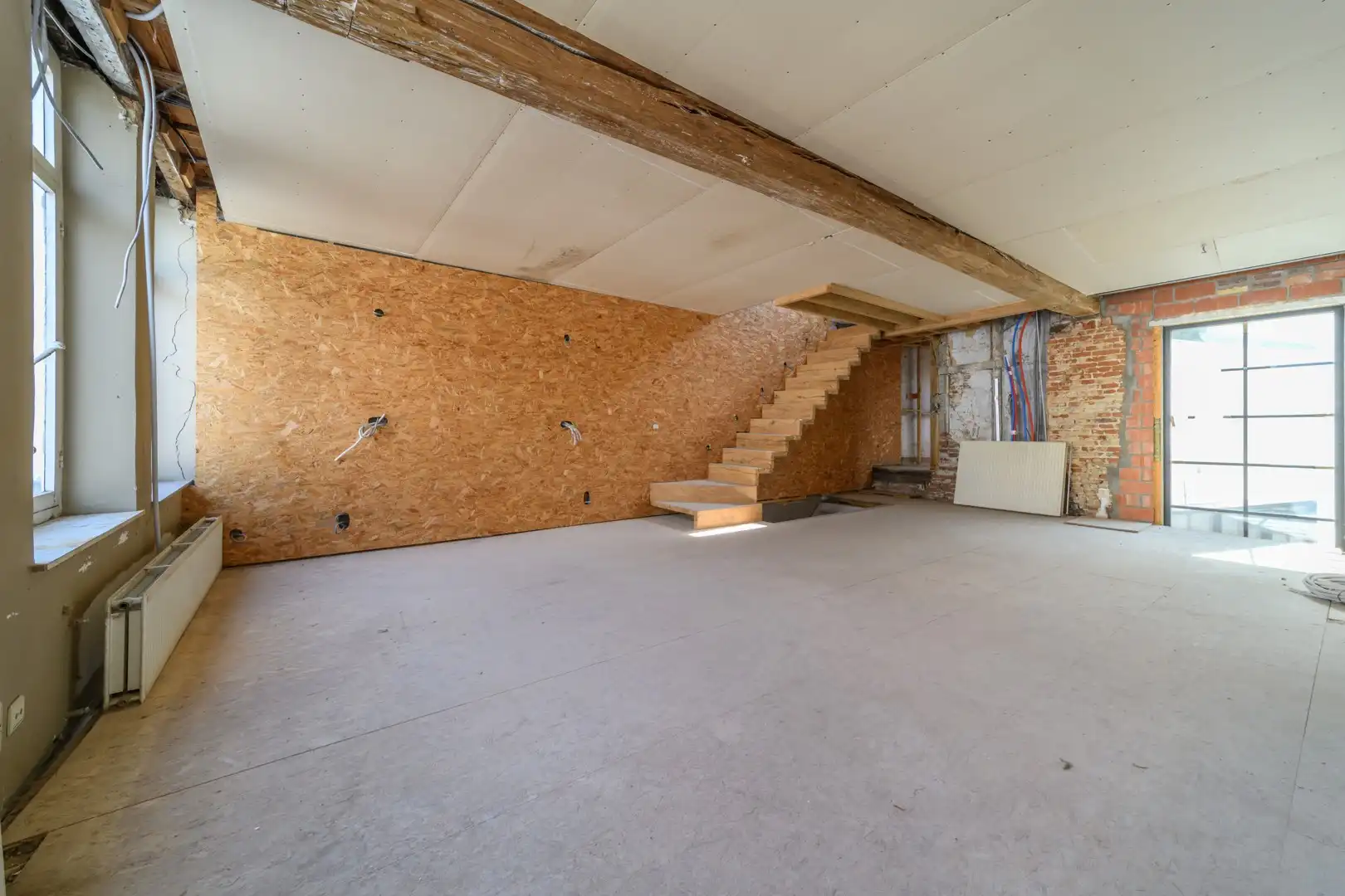 Zeer gunstig en centraal gelegen, verder af te werken karaktervolle woning foto 9