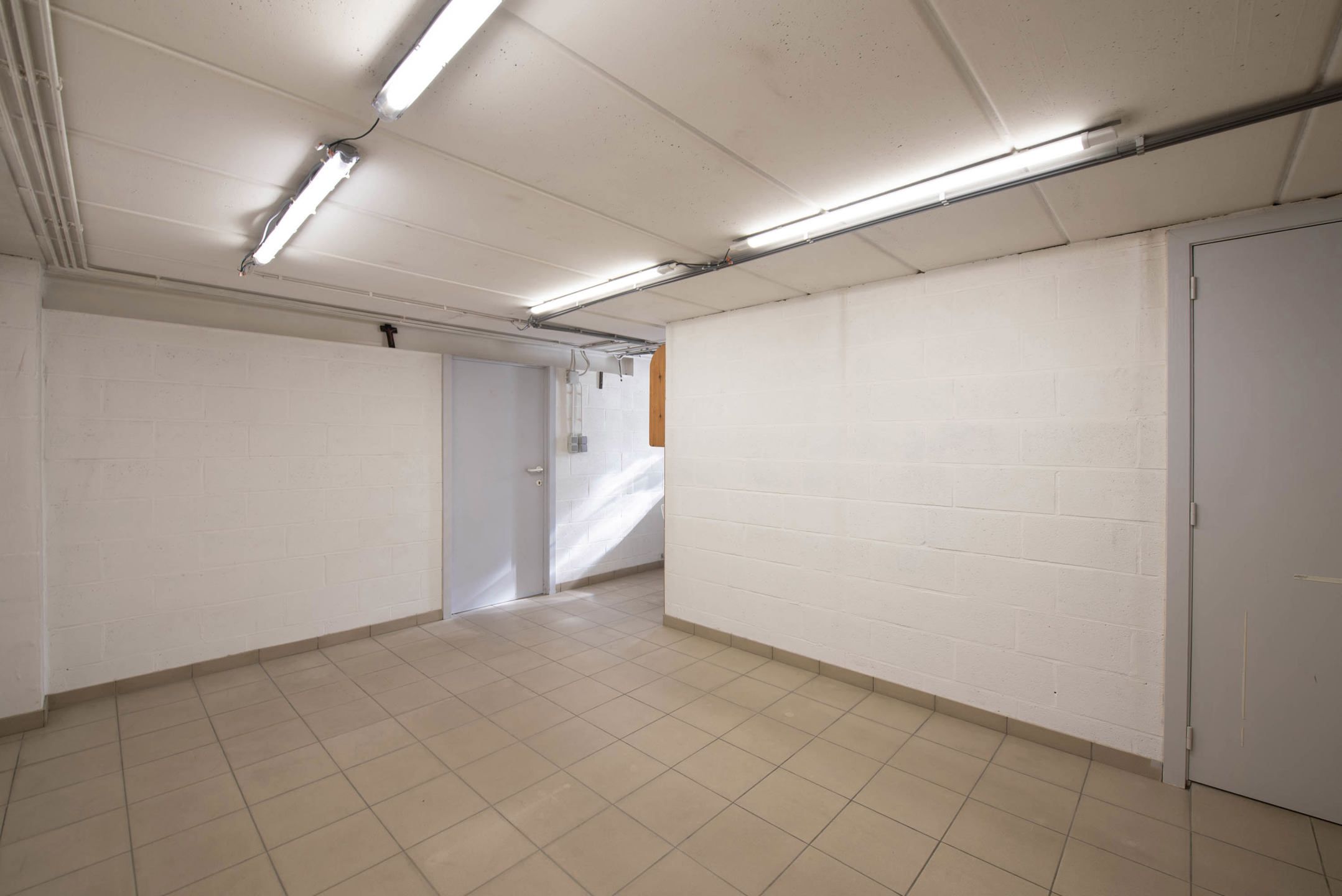 Centraal gelegen handelspand met parking.  foto 12