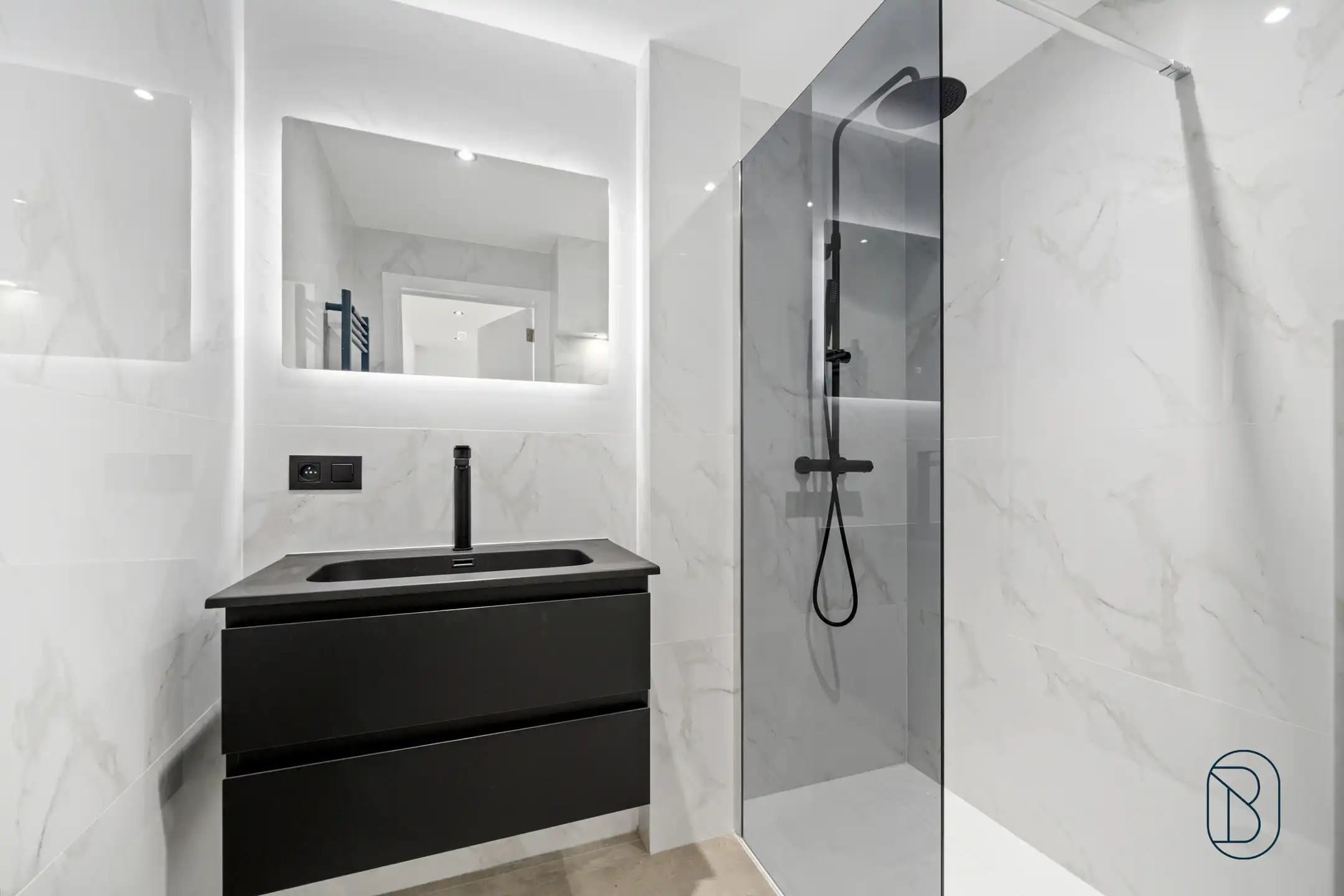 Recent gerenoveerd appartement met terras in Wevelgem foto 7