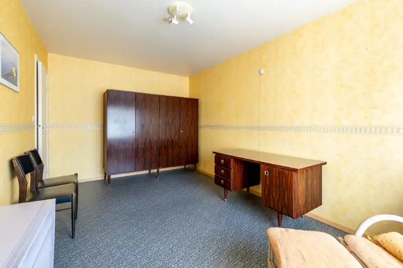 Ruime woning met tuin, 2 garages en 4 slaapkamers. foto 18