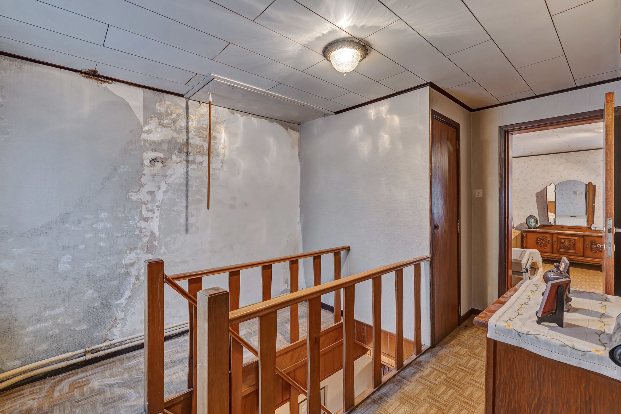 Ruime te renoveren woning met garage en veel potentieel foto 12