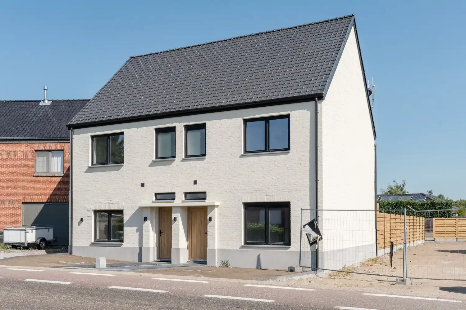 Ruime gezinswoning met 4 slaapkamers op de Steenweg op Kleine Brogel in Kaulille - volledig gerenoveerd foto {{pictureIndex}}