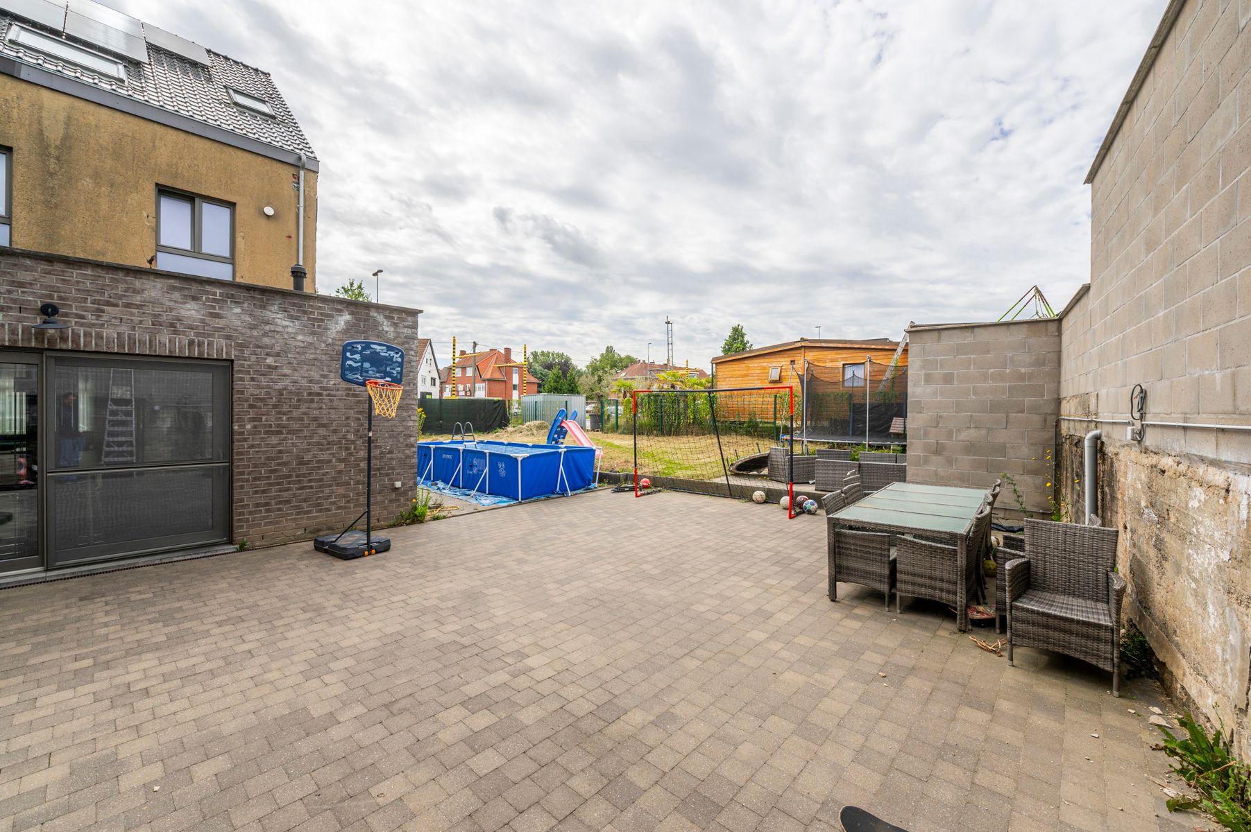 Ruime woning met 4 slaapkamers en tuin foto 18
