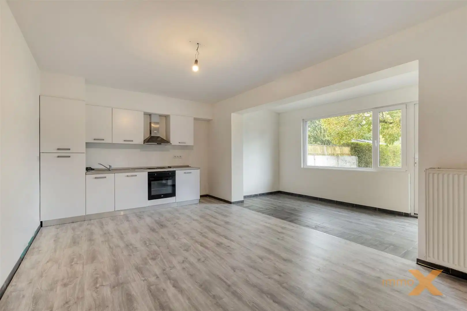 LICHTRIJKE WONING MET OPRIT EN RUIME TUIN foto 4