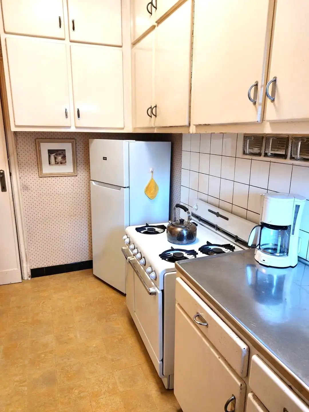 Topgelegen op te frissen herenwoning met ruime garage foto 12