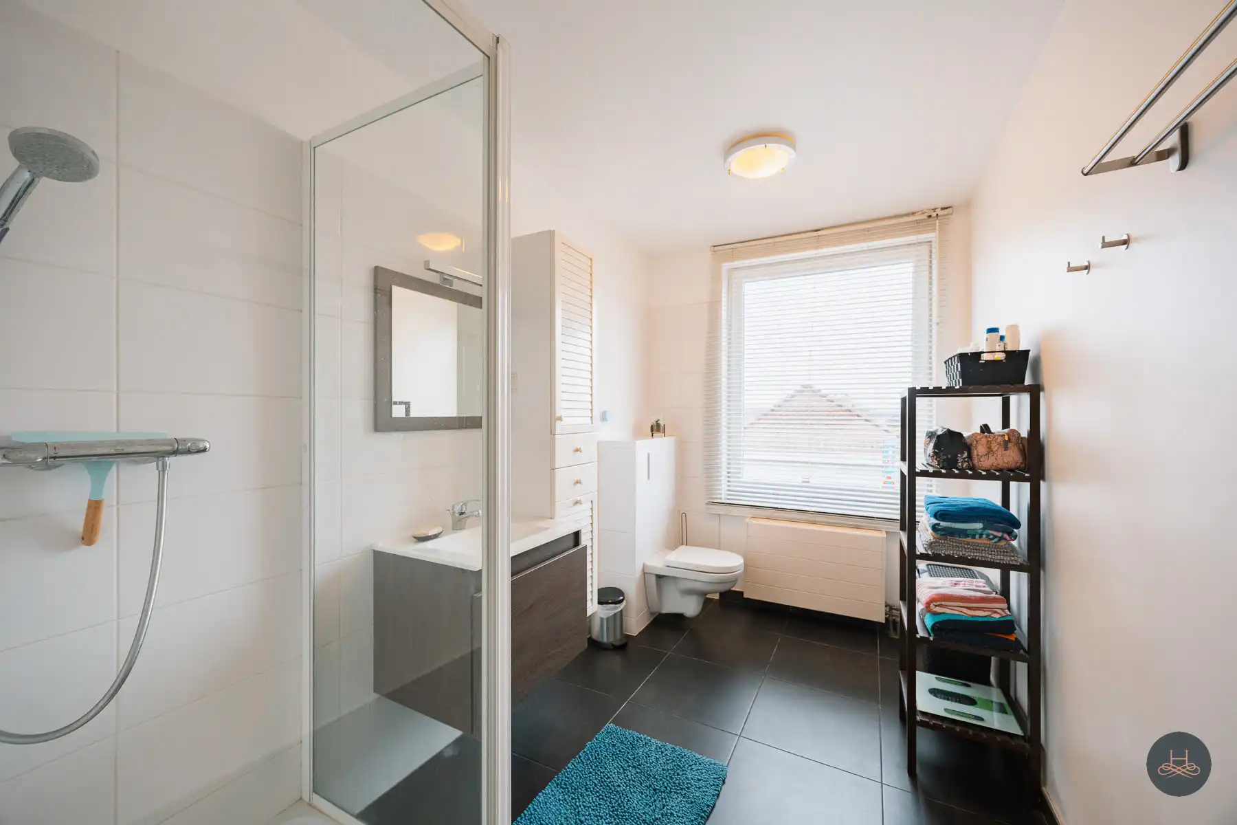 Charmante, halfopen, gerenoveerde woning met 3 staanplaatsen foto 21