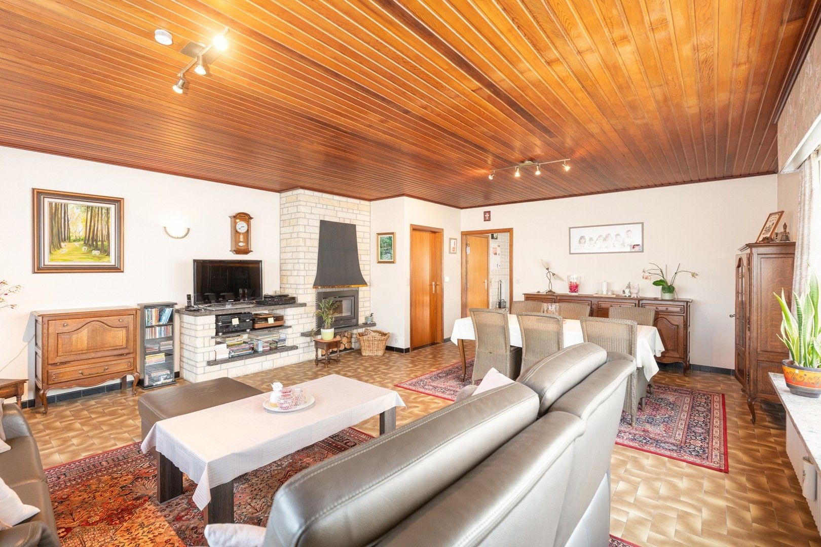 Ruime alleenstaande villa-bungalow met zongerichte tuin en garage foto 3