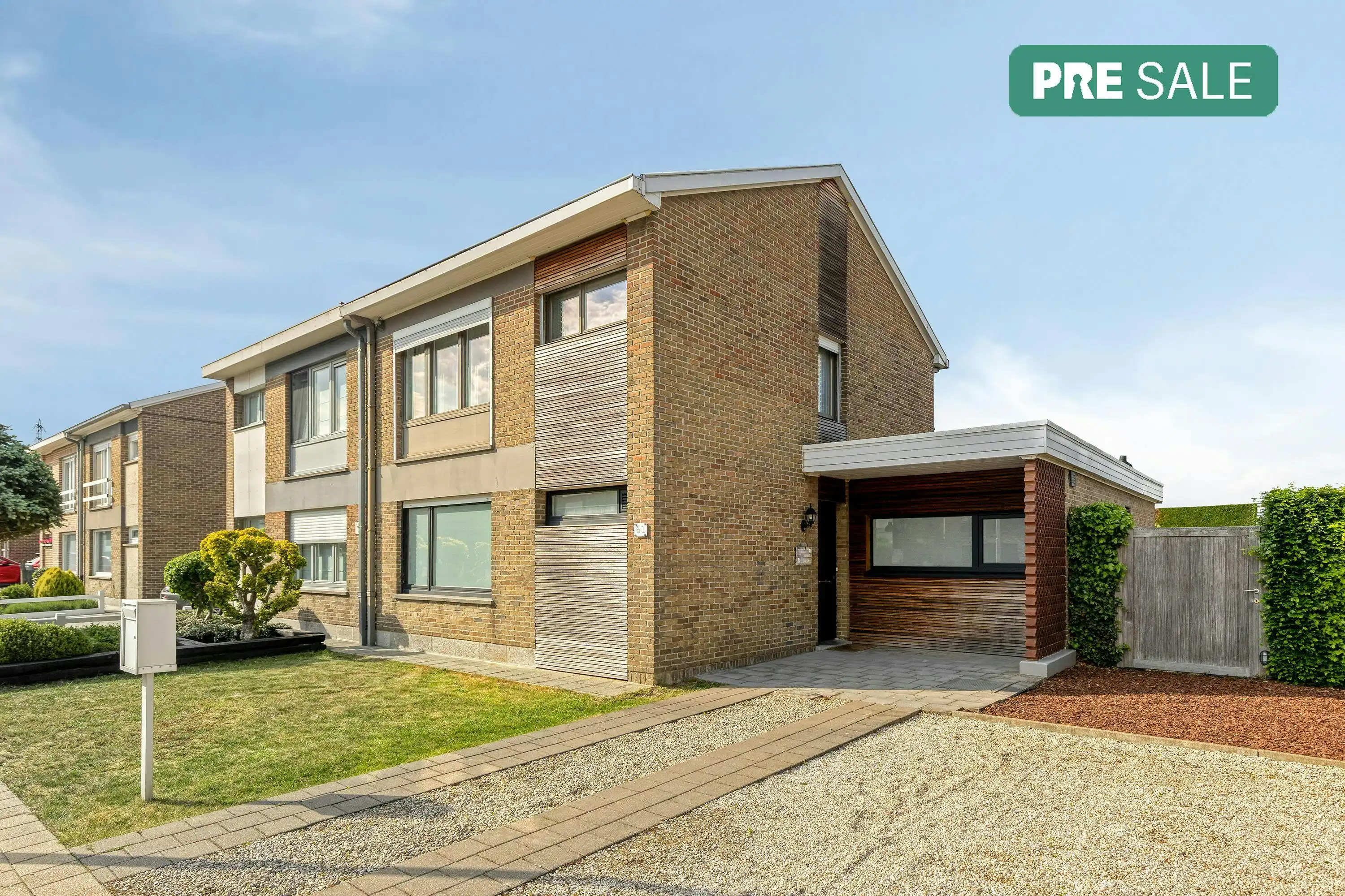Instapklaar halfopen huis met 3 kamers te koop in Wielsbeke foto {{pictureIndex}}