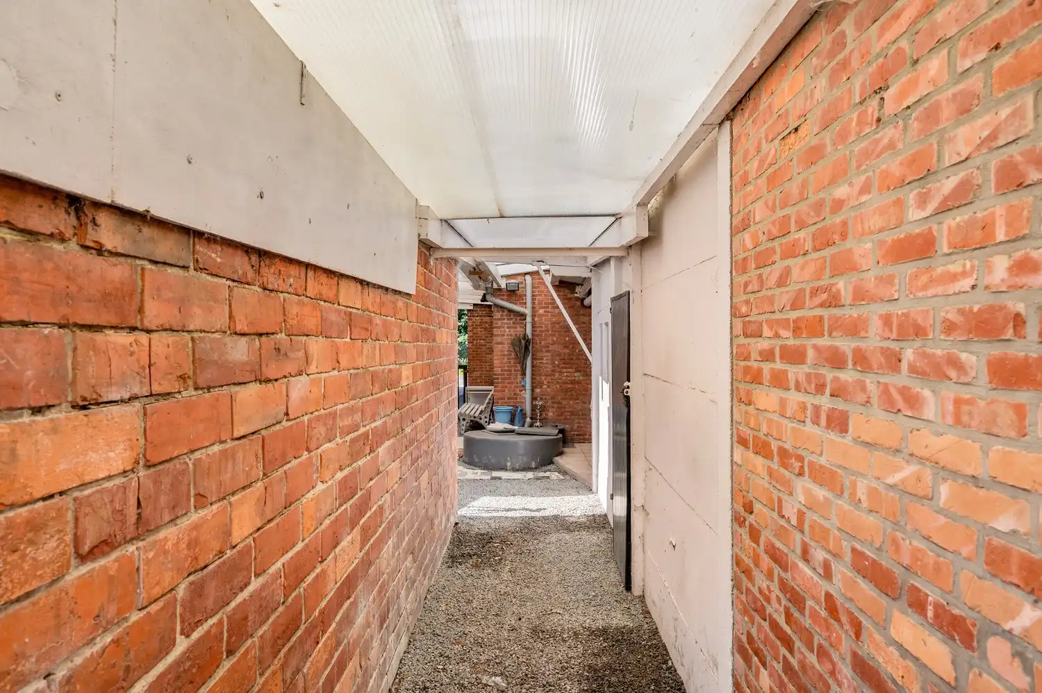Te renoveren laagbouwwoning met garage, atelier en tuin op een perceel van 451 m². foto 24
