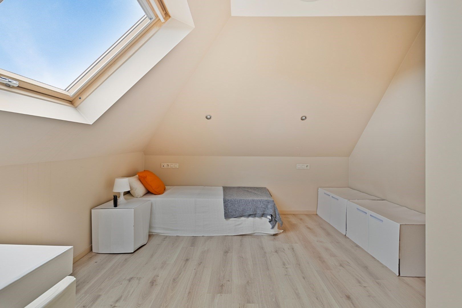 Topper : recente duplex met garage nabij centrum! foto 9