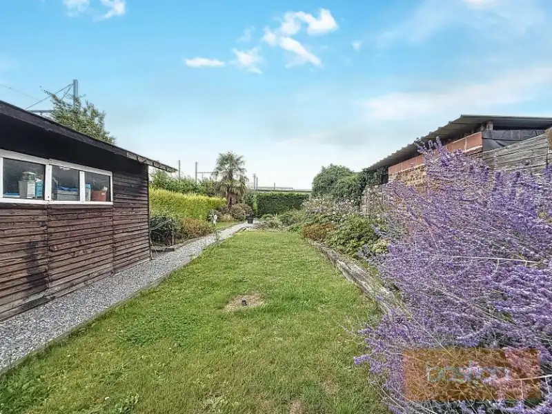 Halfopen bebouwing in rustige, doodlopende straat foto 10