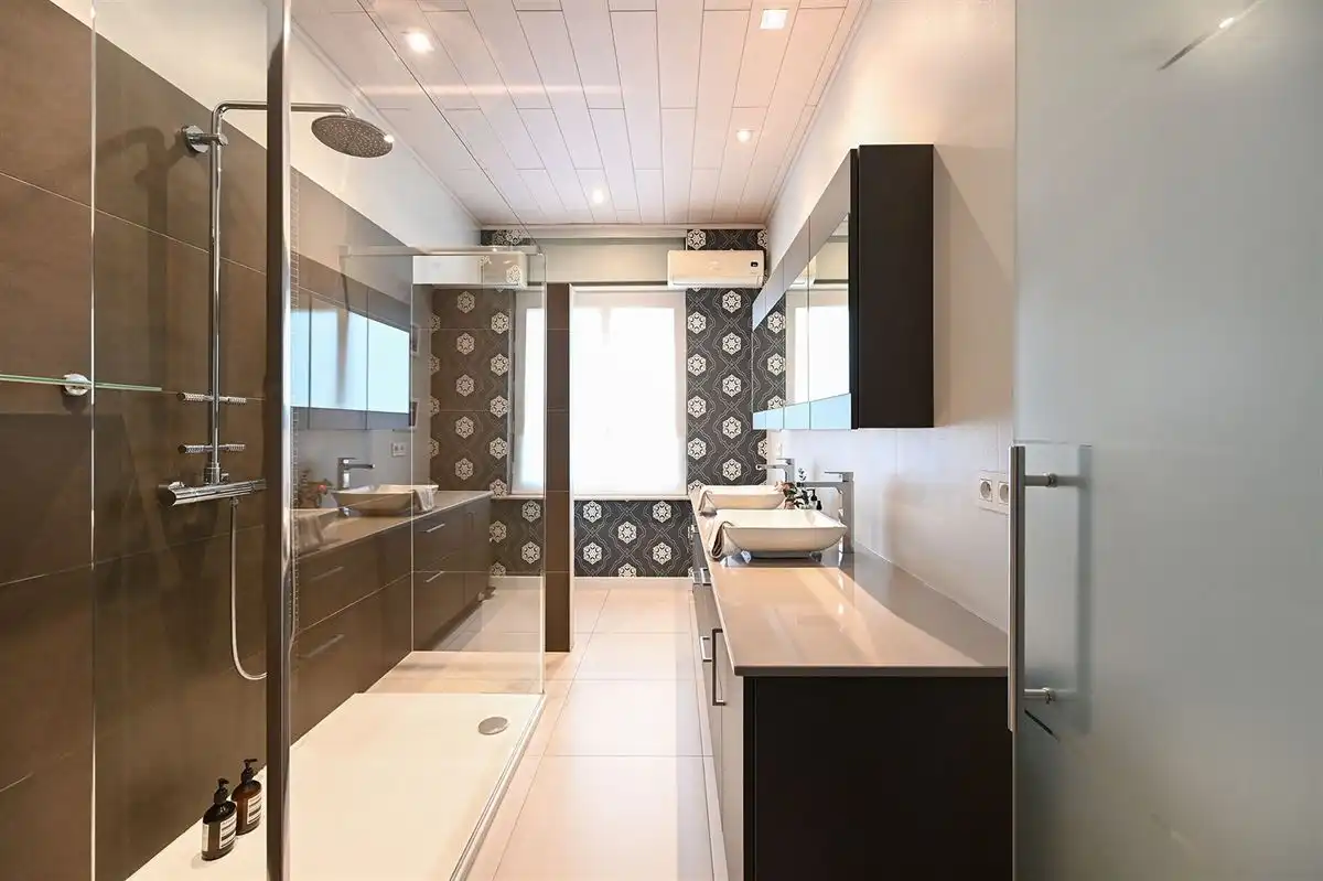 Mooie en gerenoveerde woning in populaire straat te Borgerhout foto 20