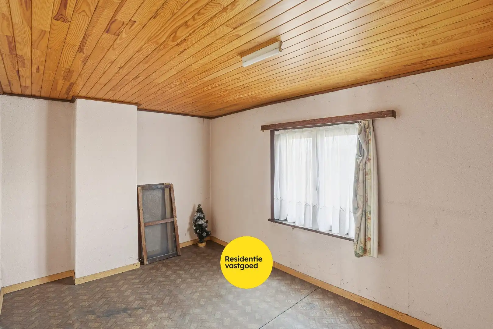 Te renoveren halfopen woning met tuin en oprit/garage foto 19