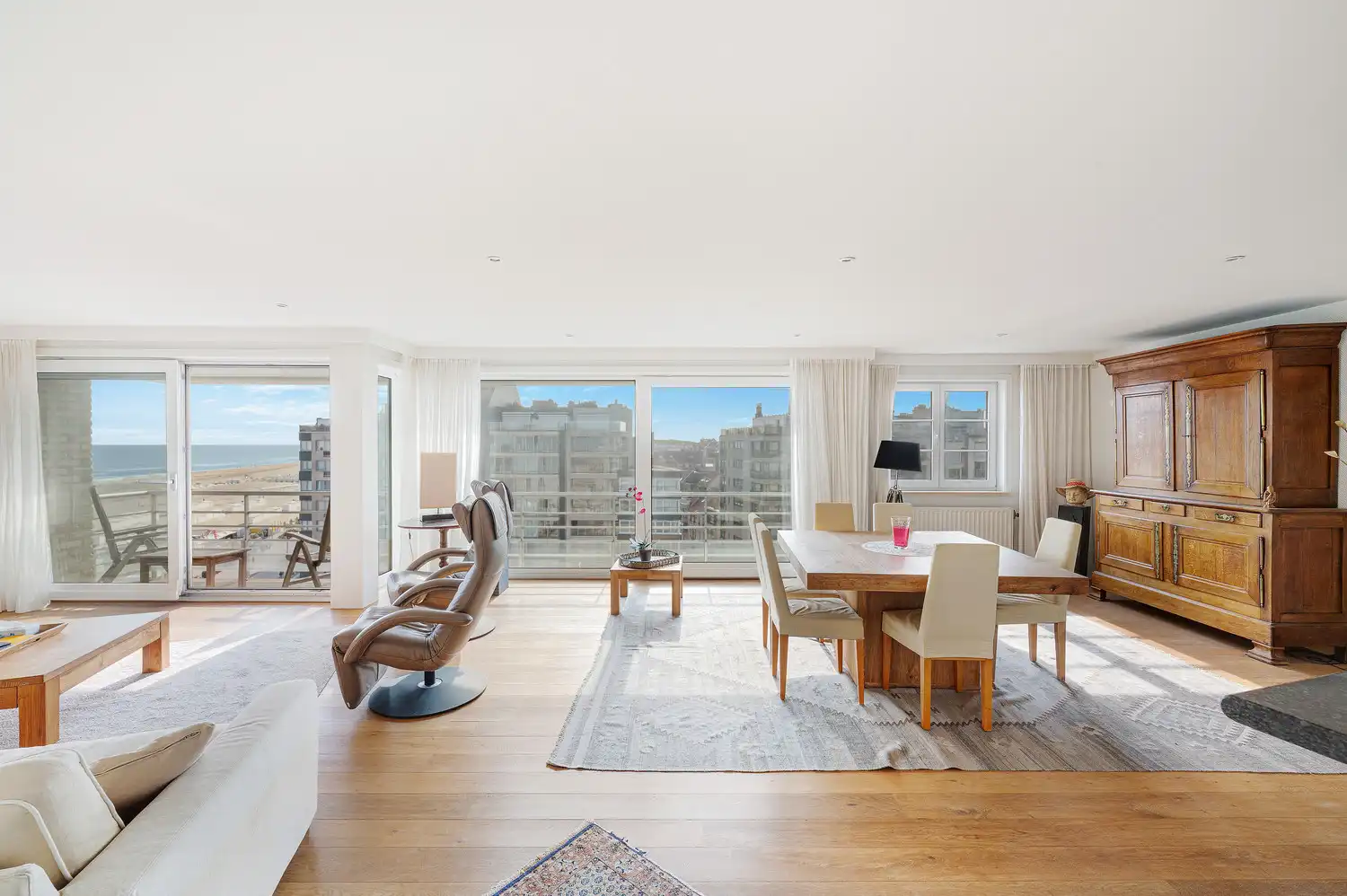 Exclusief duplexappartement met riant zonneterras en panoramisch zeezicht aan het Heldenplein foto 2