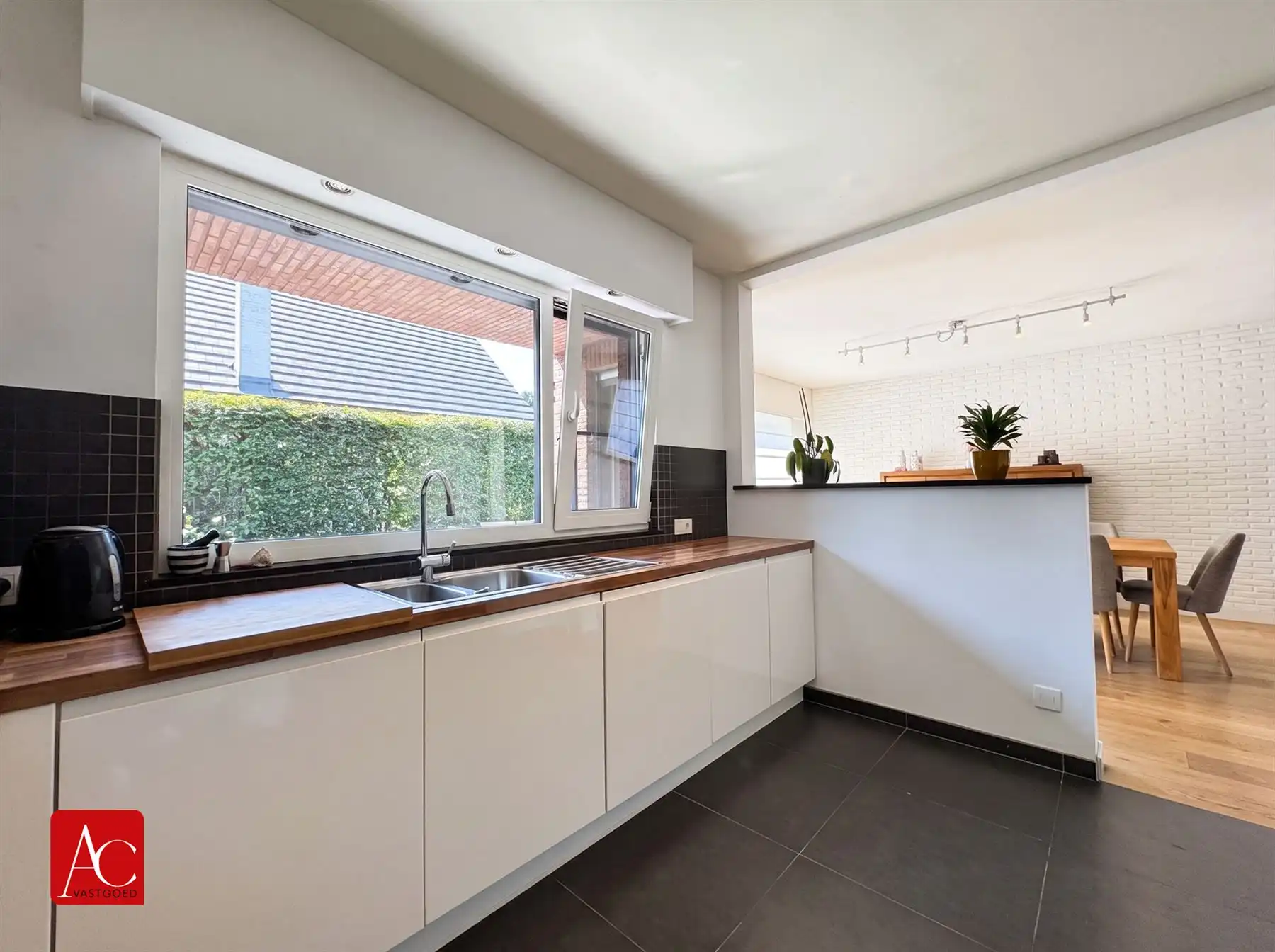 Vrijstaande woning met zwembad in rustige wijk foto 15