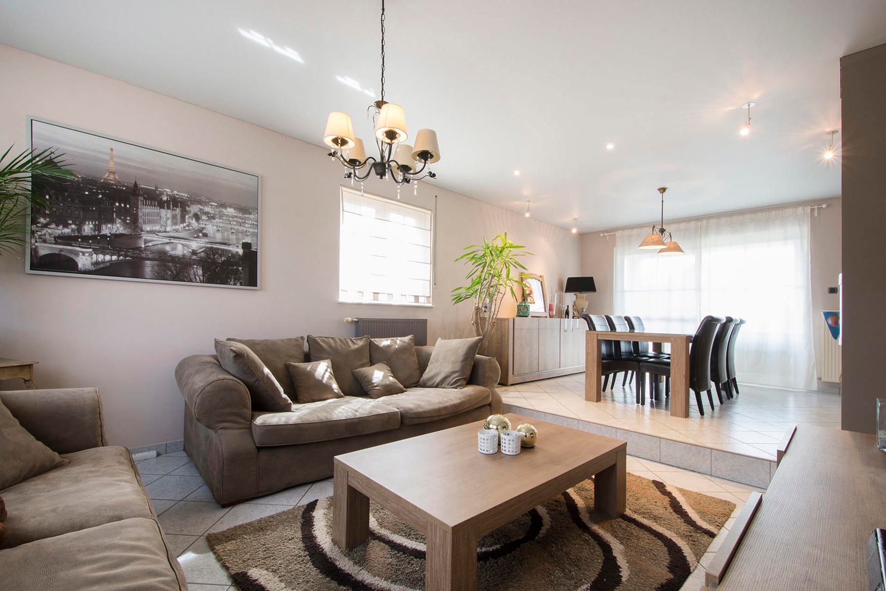 Ruime woning met 4 slaapkamers en tuin+ volledige kelder. foto 4