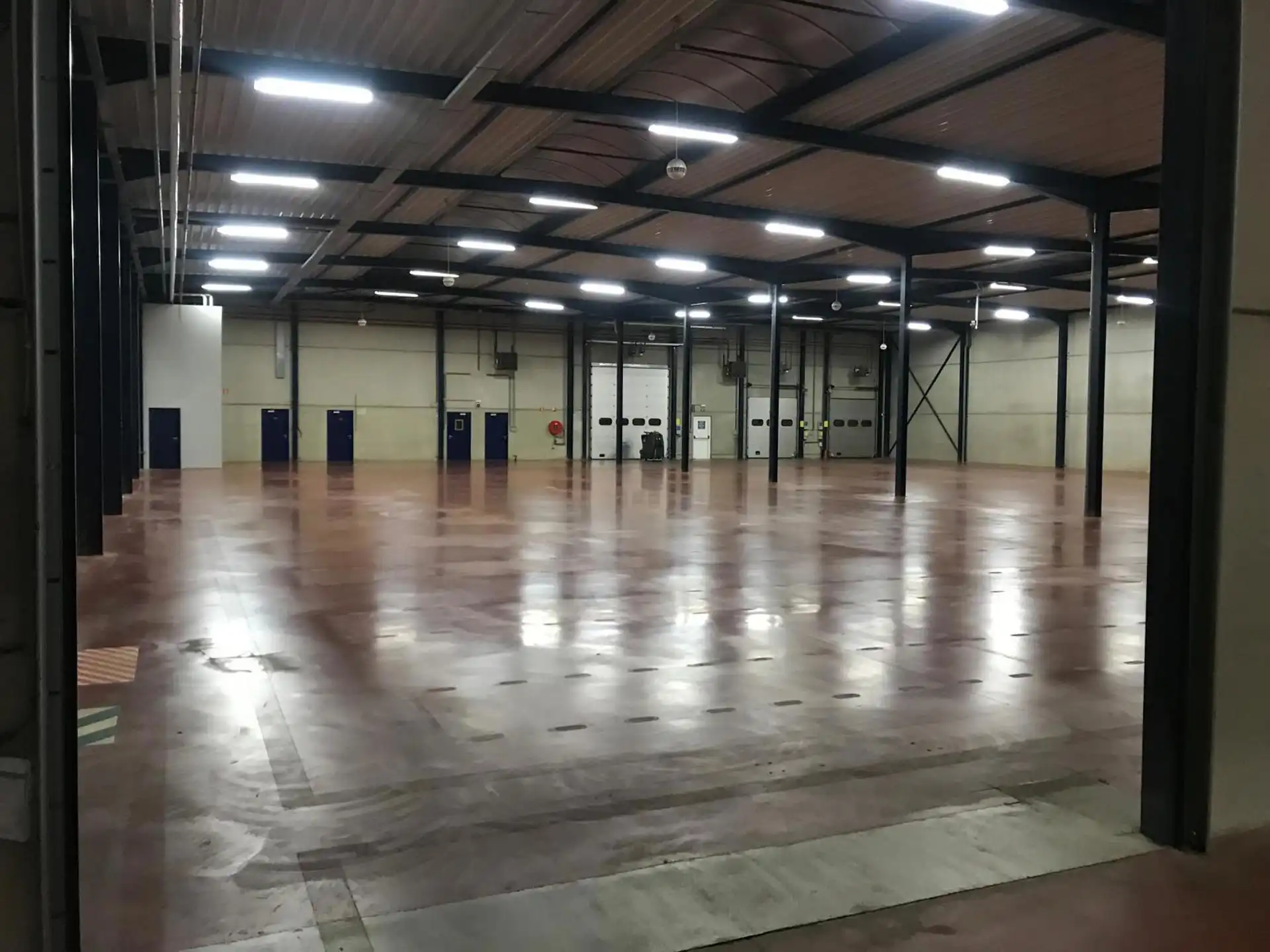Magazijn 3.024m² met kantoor 432m² te huur foto 7