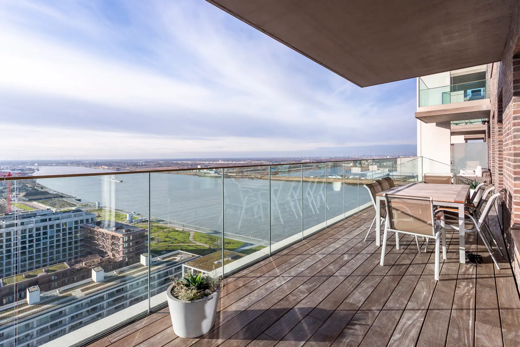 Exclusief appartement met riant terras en spectaculair zicht foto {{pictureIndex}}