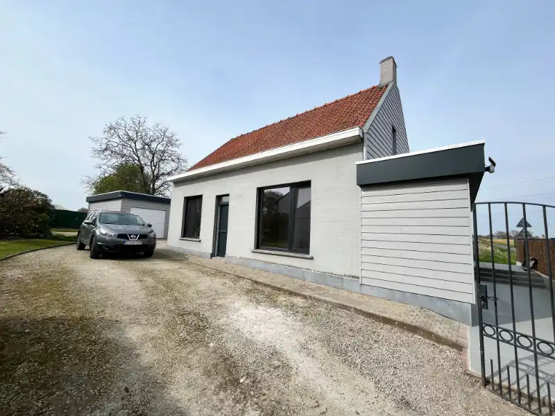 Landelijk gelegen woning met tuin en 3 garages foto {{pictureIndex}}