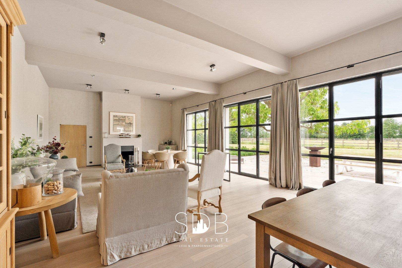Prachtige villa met hippische accommodatie en graslanden op +/- 23 ha foto 8