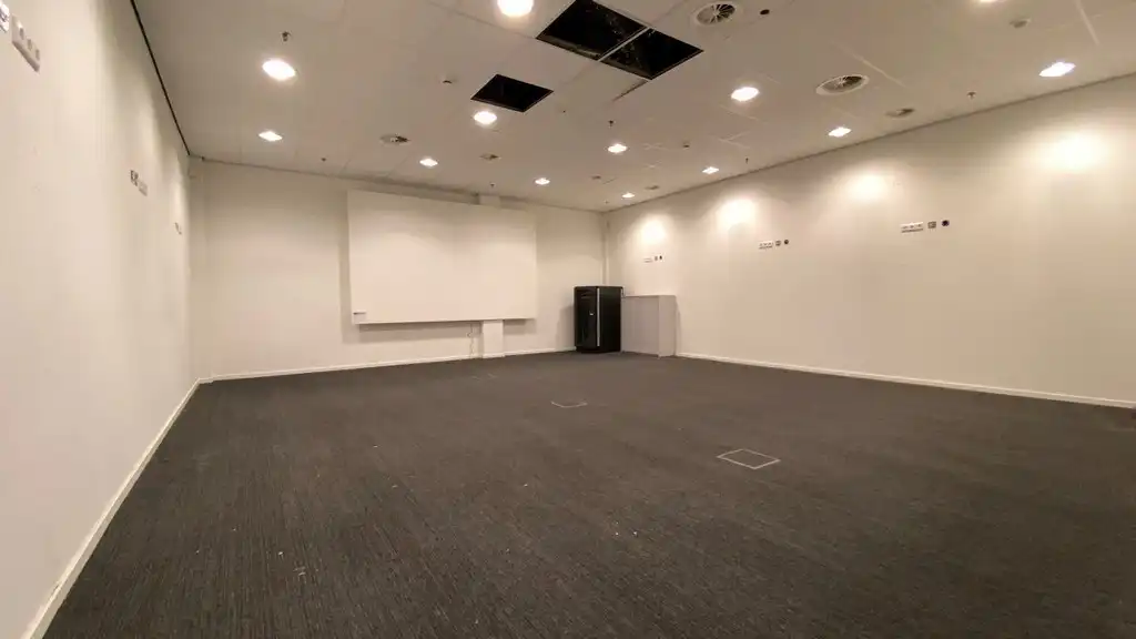 Instapklaar kantoor te huur nabij R8 in Kortrijk foto 12