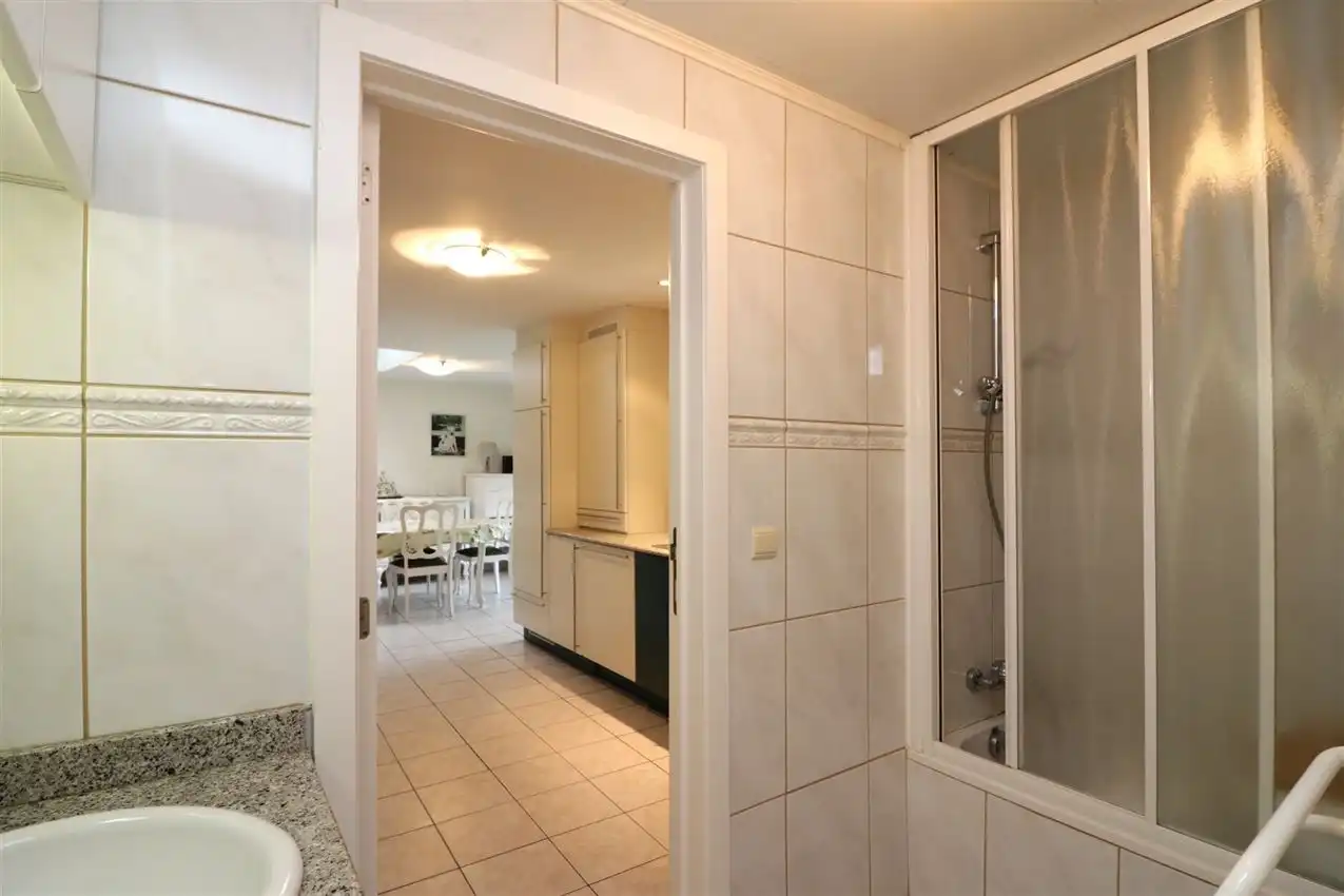 label c, nabij station, garage voor vijf wagens foto 18