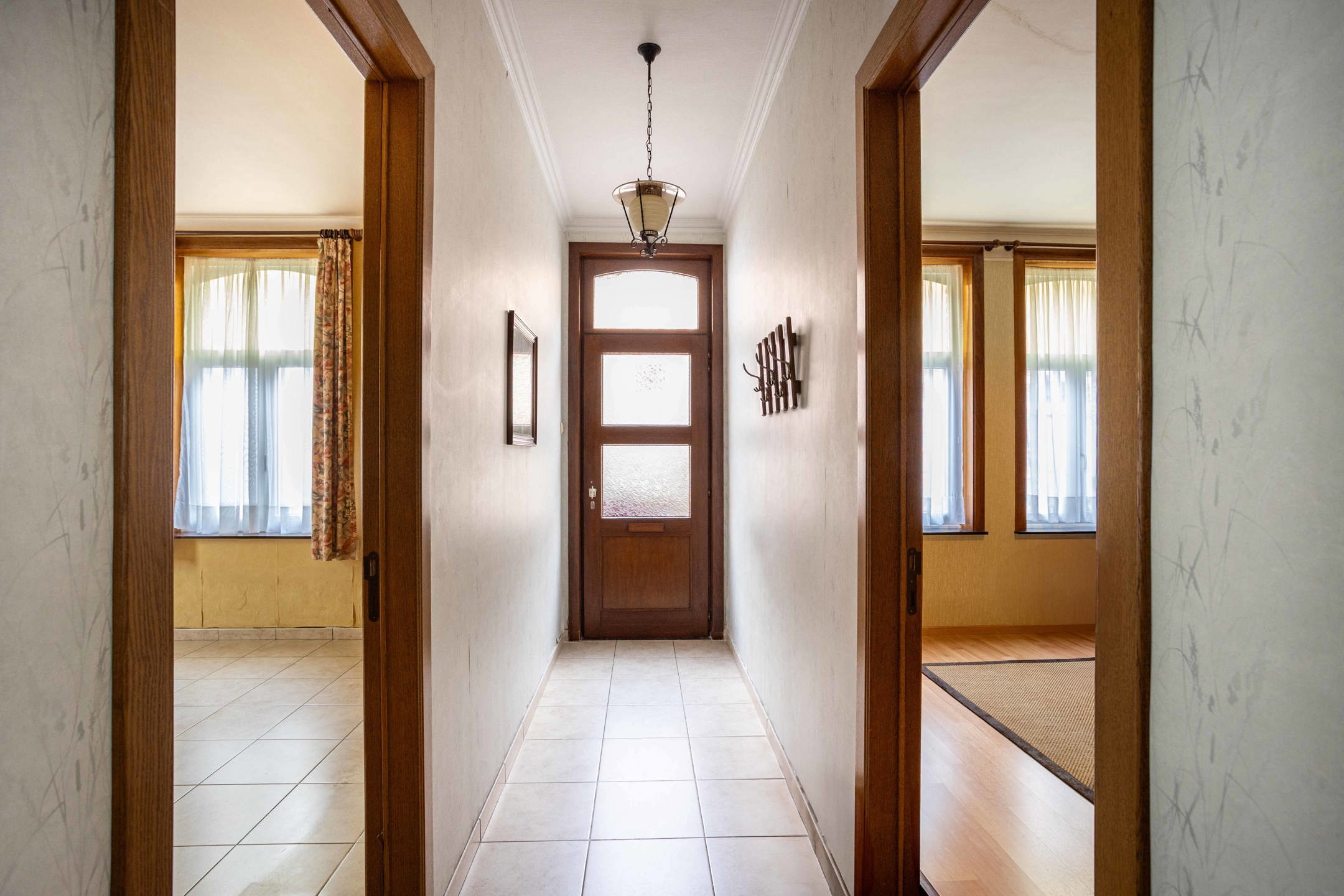  Verassend ruime, te renoveren woning in Ronse foto 4