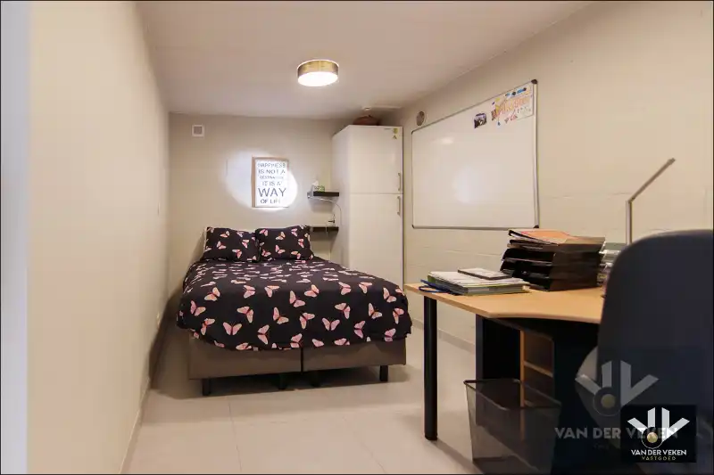 Knap afgewerkte, energiezuinige en ruime woning met vier slaapkamers, guesthouse/praktijkruimte op een centrale (maar toch bosrijke!) locatie te As foto 33