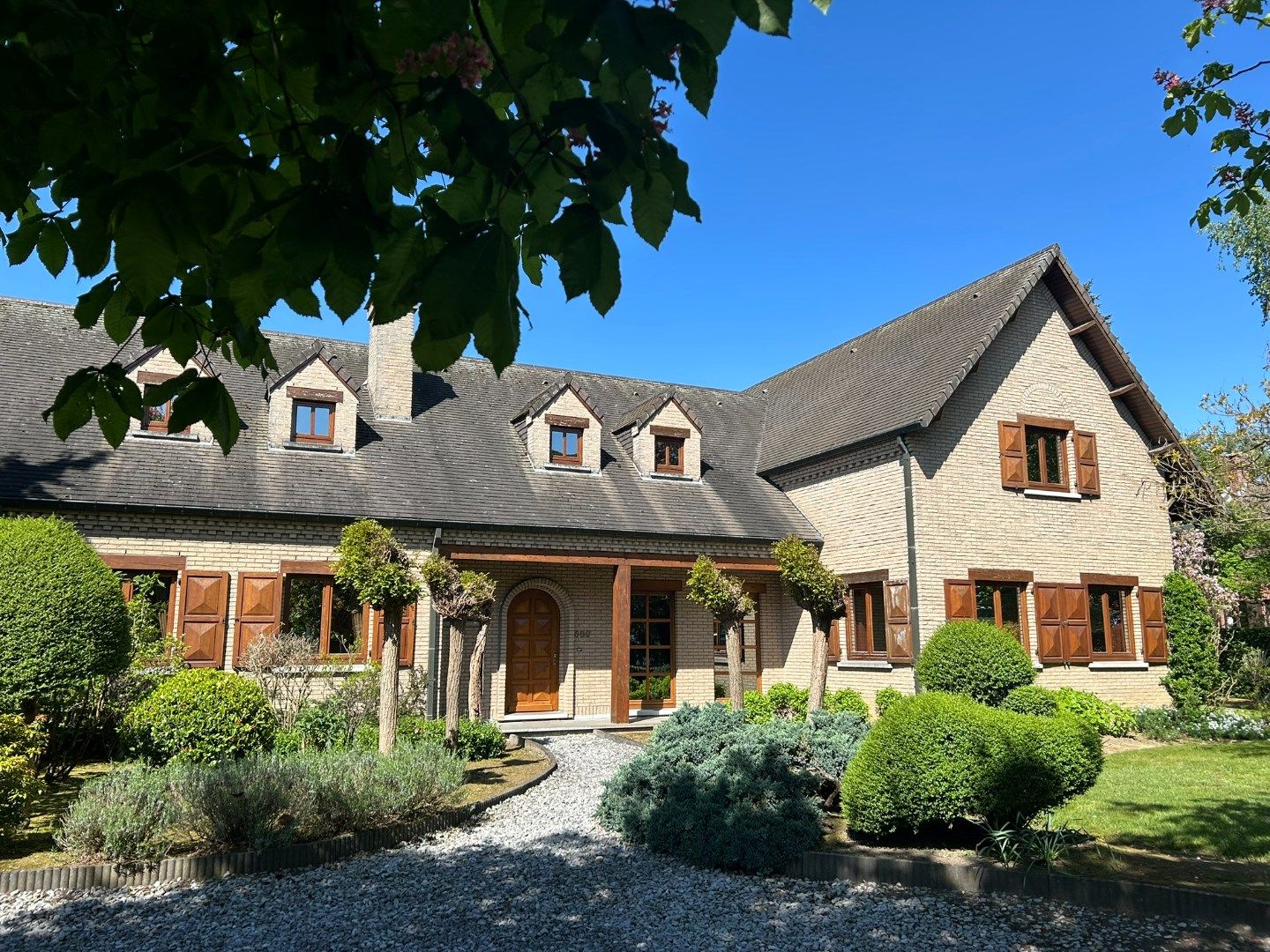 Ruim ingedeelde villa met 7 slaapkamers, dubbele garage en volledig omheinde tuin  foto {{pictureIndex}}