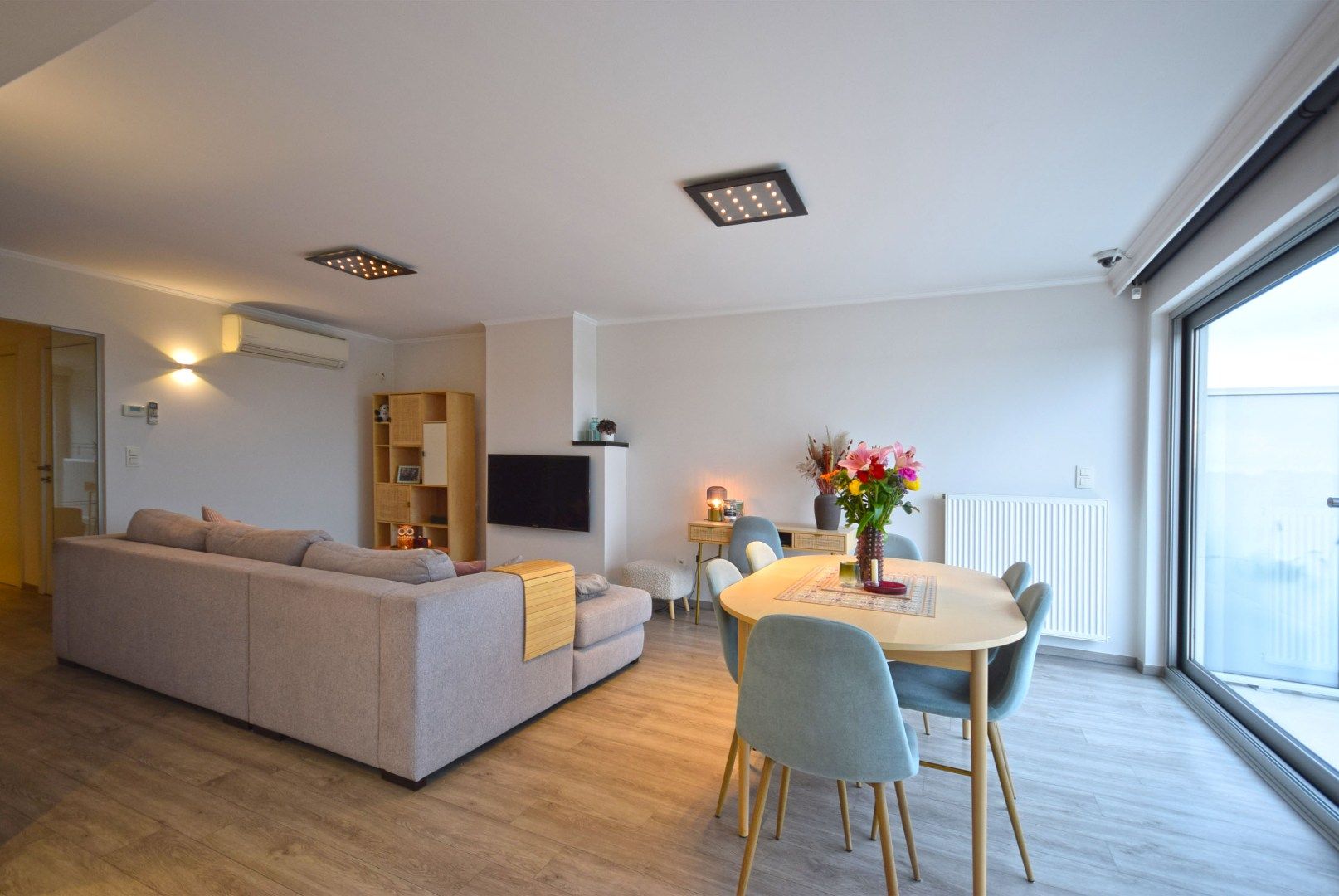 INSTAPKLAAR APPARTEMENT MET TERRAS EN GARAGE  foto 3