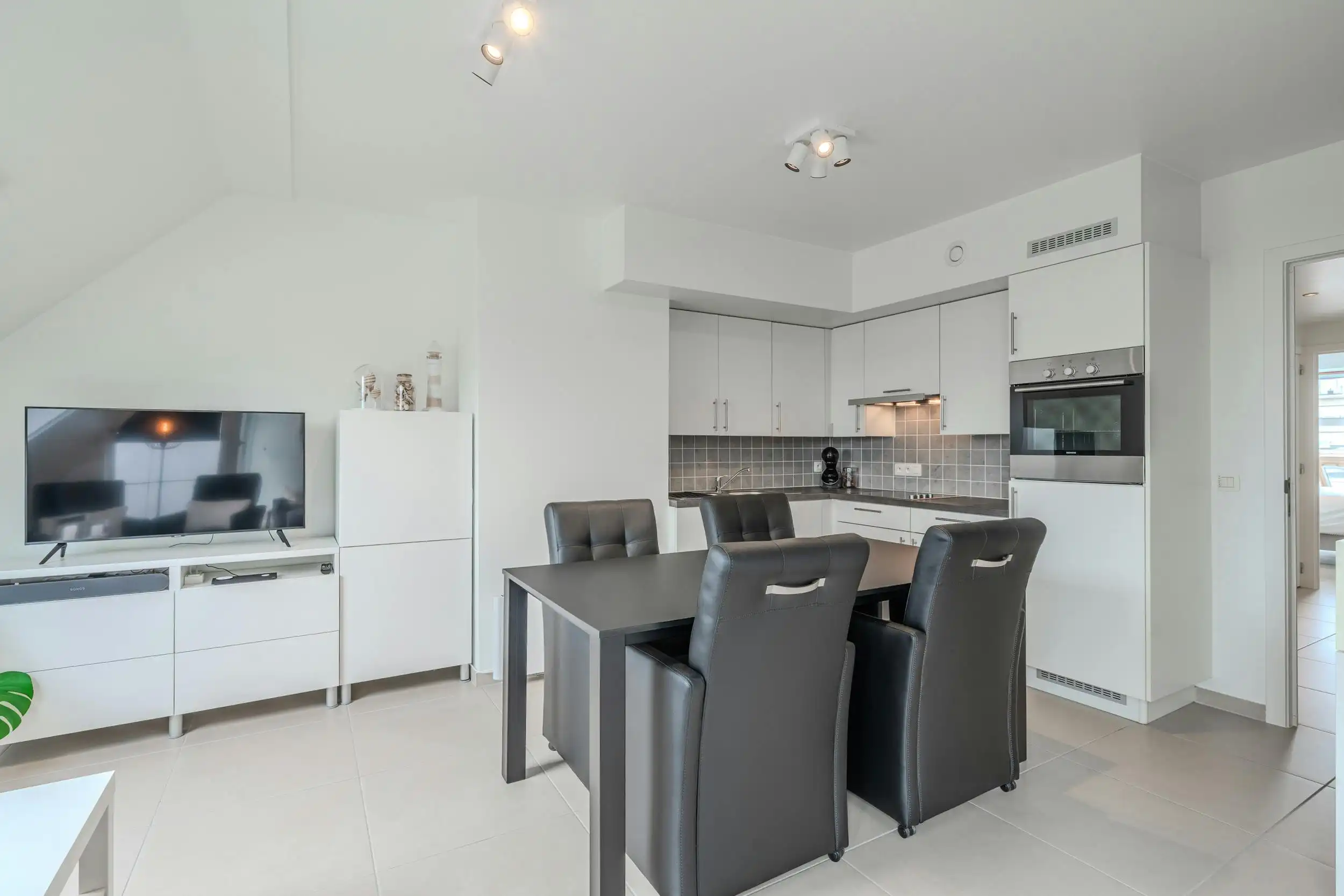 Recent éénslaapkamer appartement met terras vlakbij Zeedijk! foto 7