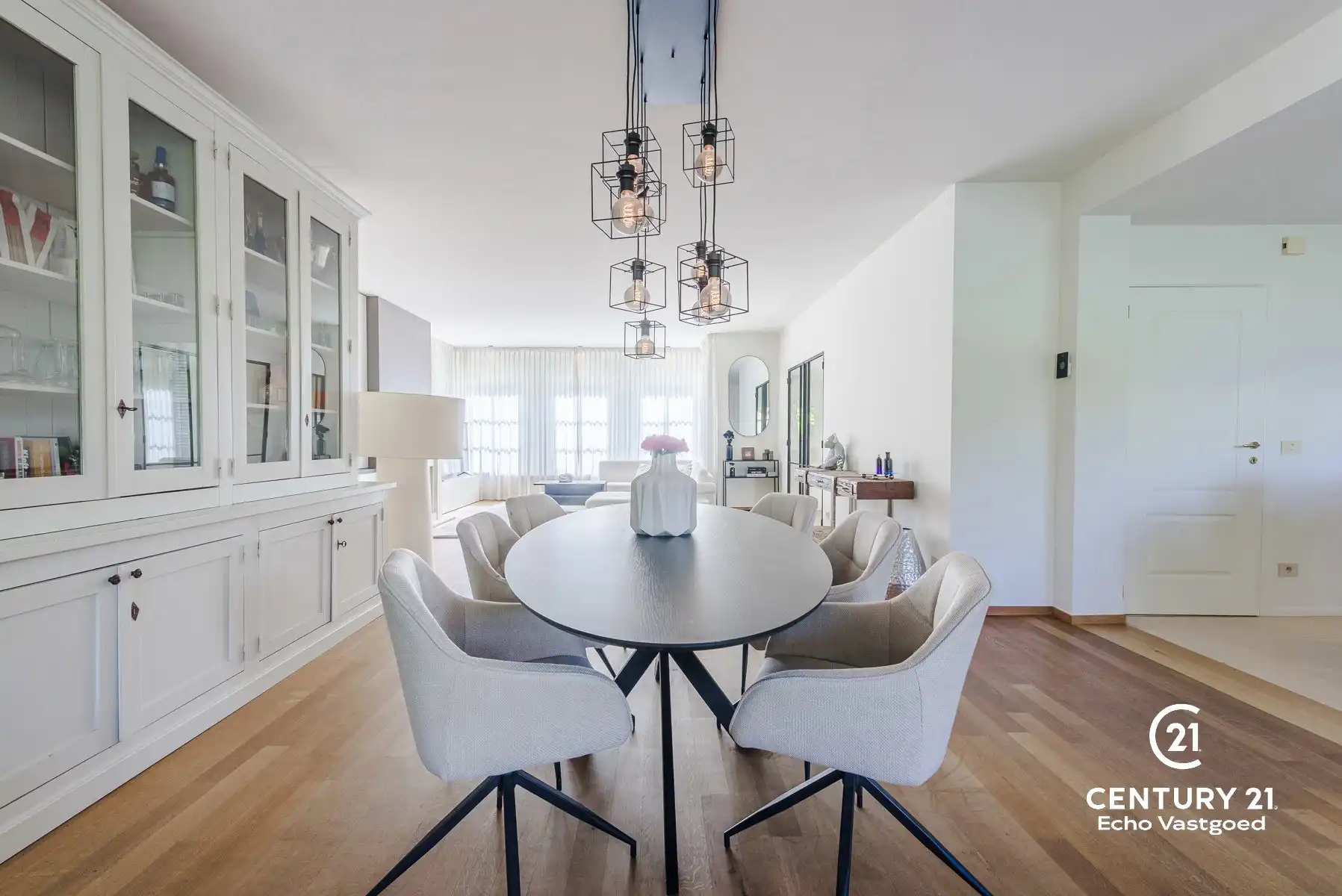 Ruime, gerenoveerde, energiezuinige villa met zwembad foto 8