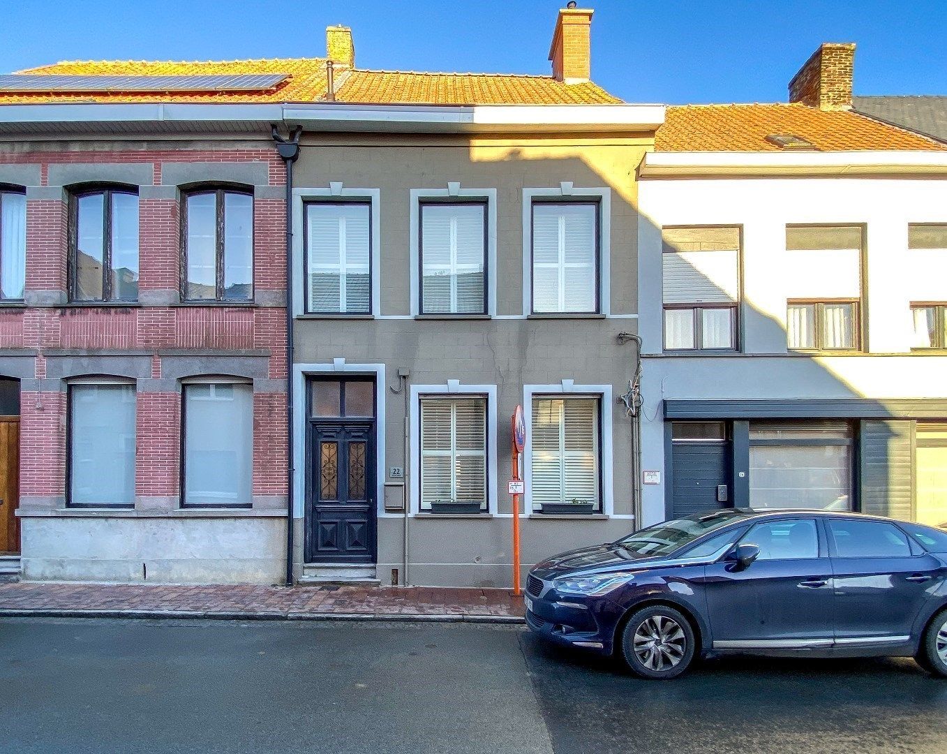 Met smaak gerenoveerde woning op een perceel van 747m² met toegang langs de zijkant. foto 18