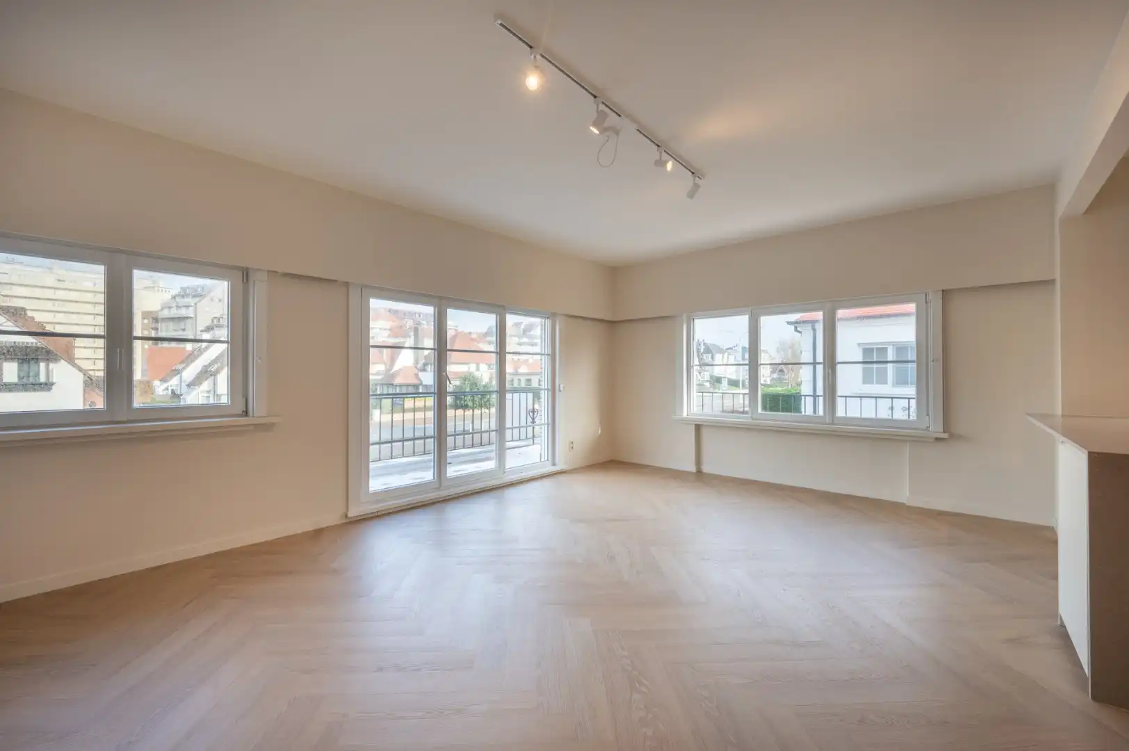 Prachtig lichtrijk hoekappartement te koop in de residentie Tarragonna te Duinbergen, vlak aan Park 58. foto 2