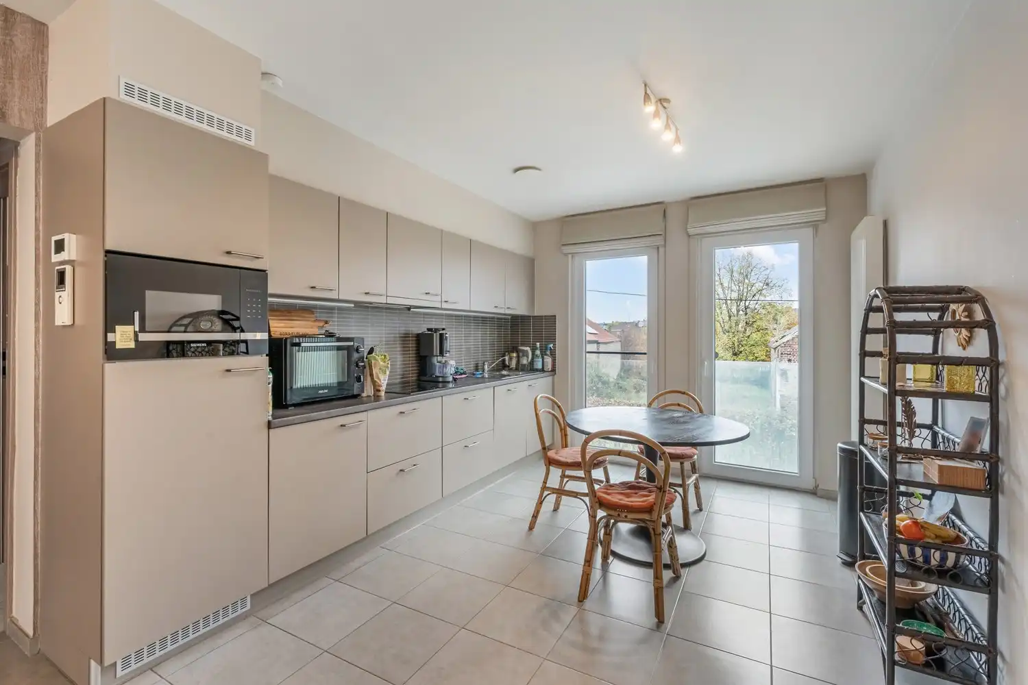 Gunstig gelegen appartement met ruim terras en autostaanplaats foto 2