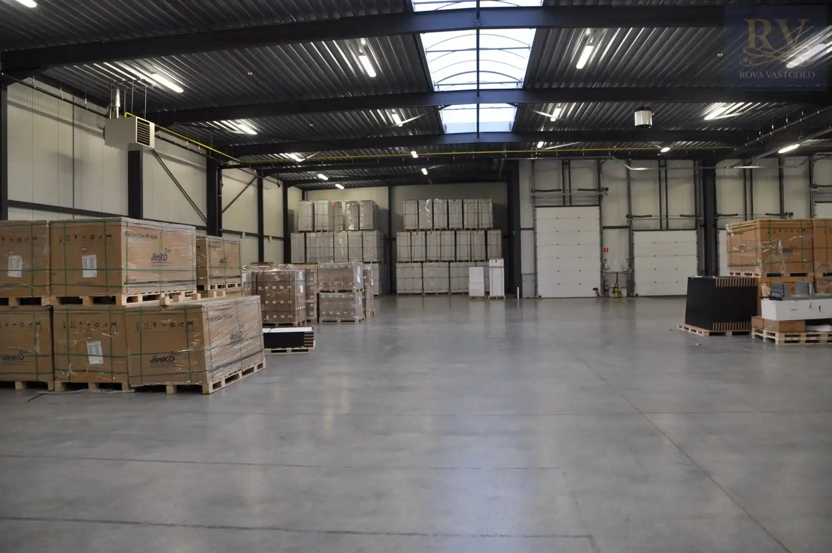 OPSLAGLOODS VAN +-926 M² MET LAADKADE EN POORTEN OP EEN CENTRALE LOCATIE IN ZONHOVEN foto 2