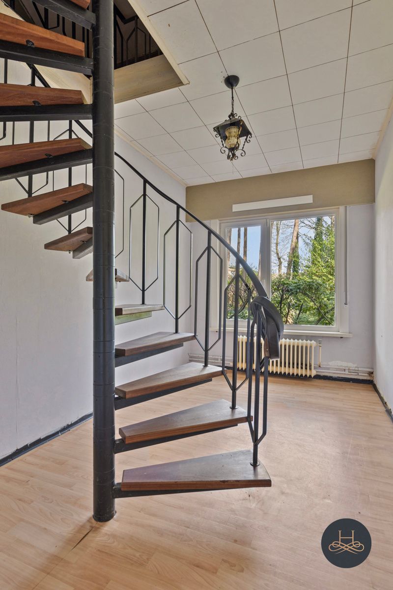 In het groen gelegen openstaande en te renoveren woning  foto 12