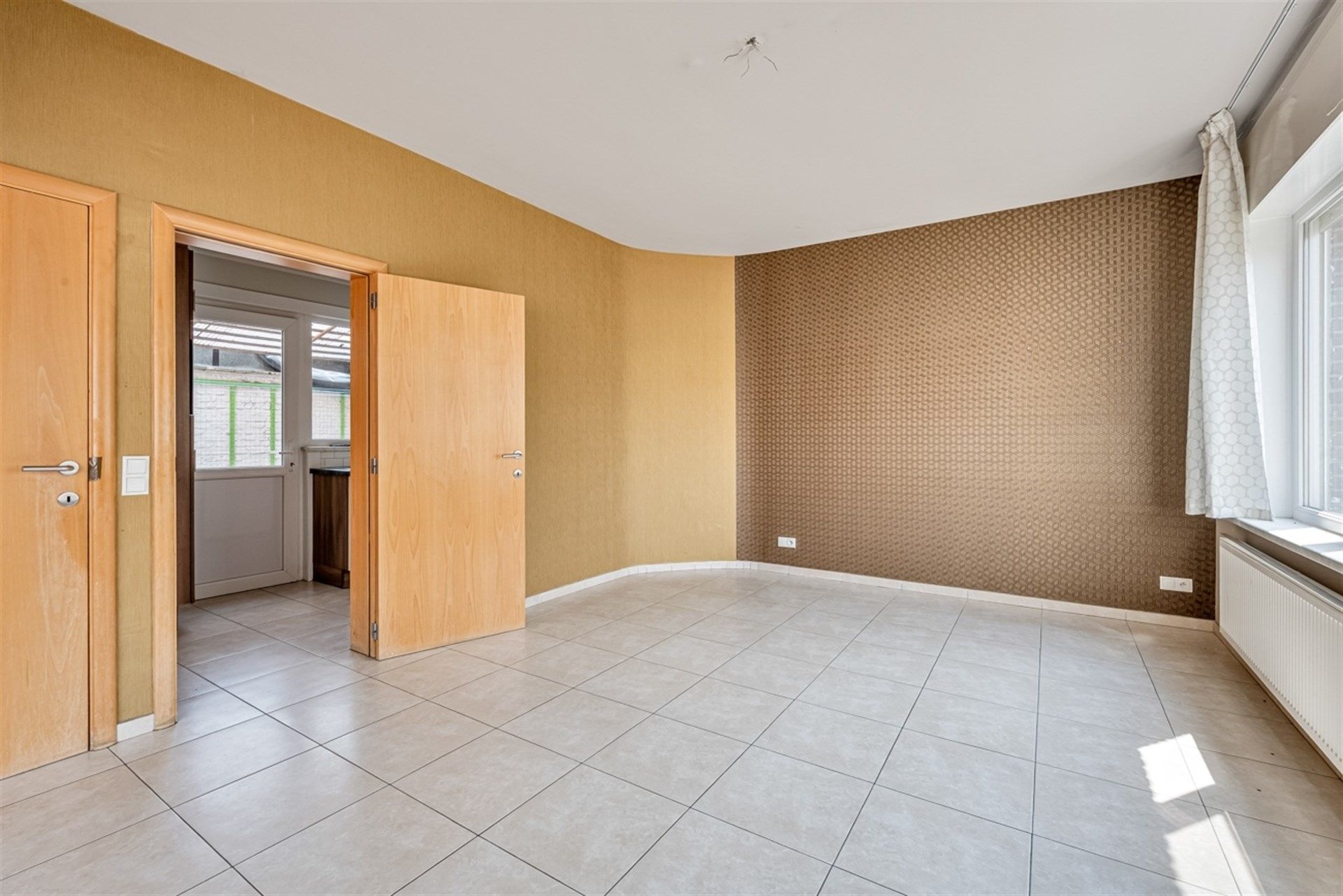 Instapklare woning met drie slaapkamers en koer te Hofstade foto 6