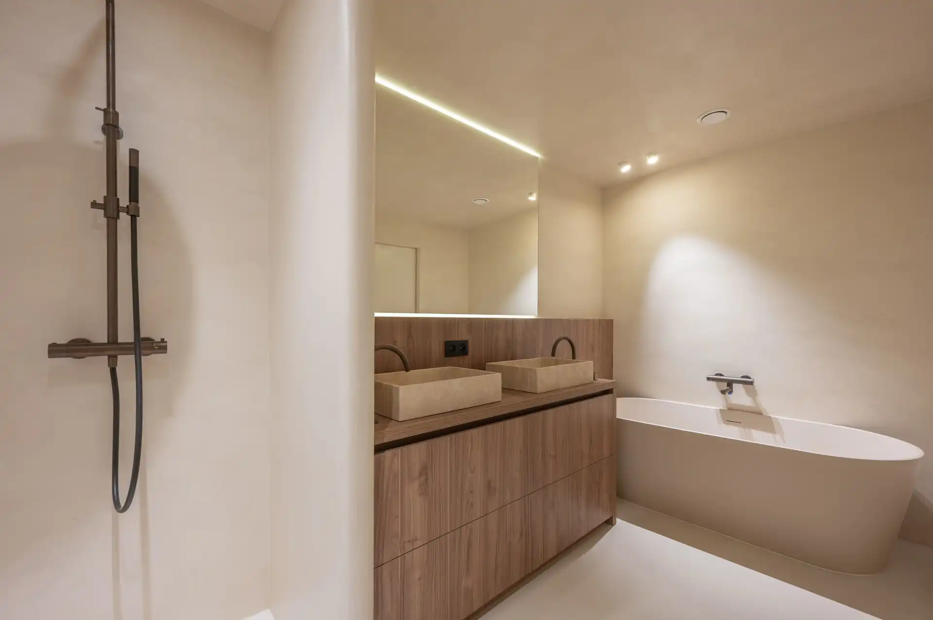 Volledig vernieuwde opbrengsteigendom met drie appartementen en verhuurd handelsgelijkvloers foto 21
